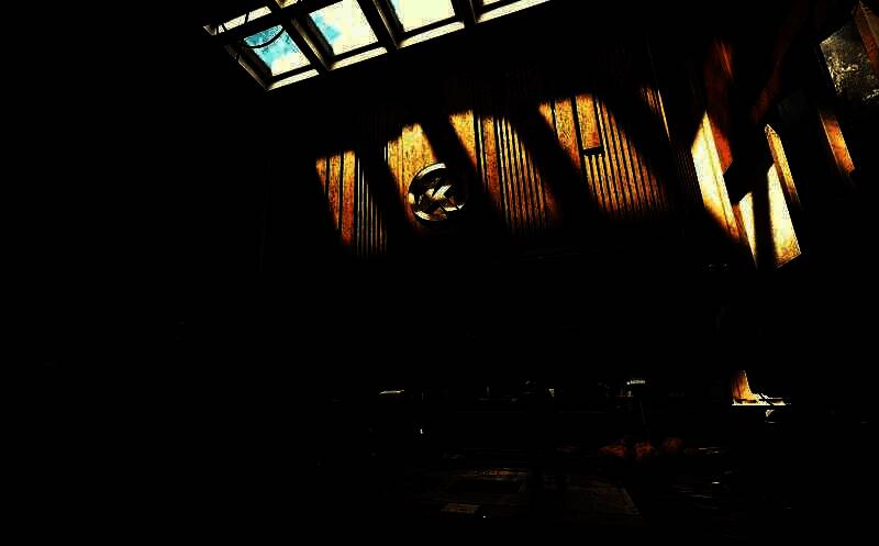 电视台地图升级前后对比图，左侧为旧版昏暗布局，右侧为新版明亮通透、结构合理的场景