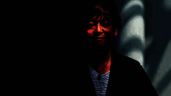 吉田直树在采访中的照片，神情专注地讲述童年游戏经历