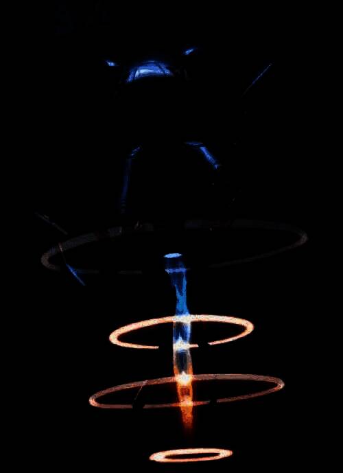 游戏内五一活动界面展示，包含拼图、签到、委托任务等模块，界面充满节日氛围