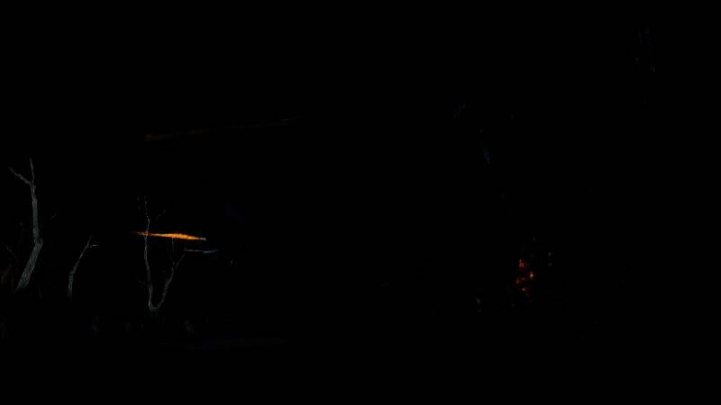 ‘泥狗’在海底警觉站立，双眼发出红光，正对远处阴影中的未知生物低吼