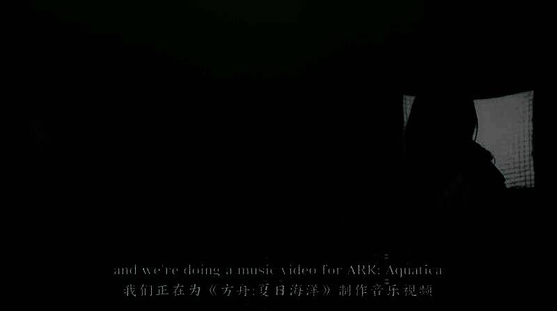 Luminati Suns乐队三位成员在录音室中微笑演唱，背景有‘ON MY WAY’字样灯光装饰