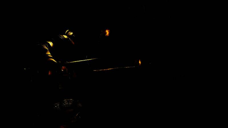 直播画面中显示‘Victory’字样，父亲举起双手庆祝，儿子在一旁激动鼓掌