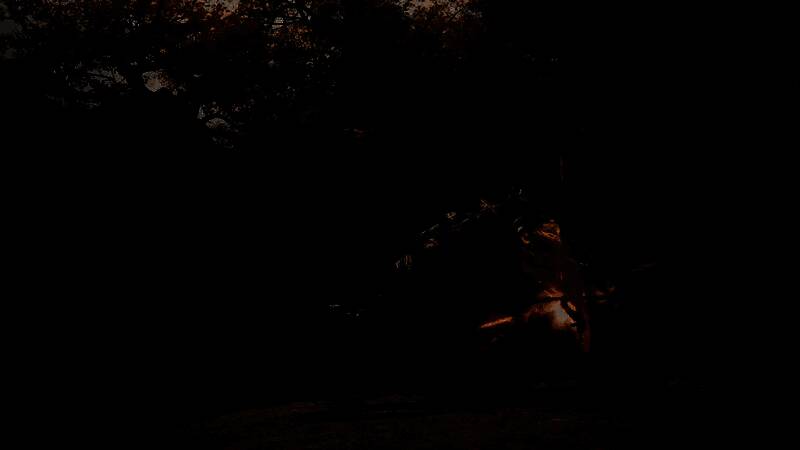 游戏内场景展示：悟空腾云驾雾穿越古代神庙废墟，天空雷电交加，画面细节丰富