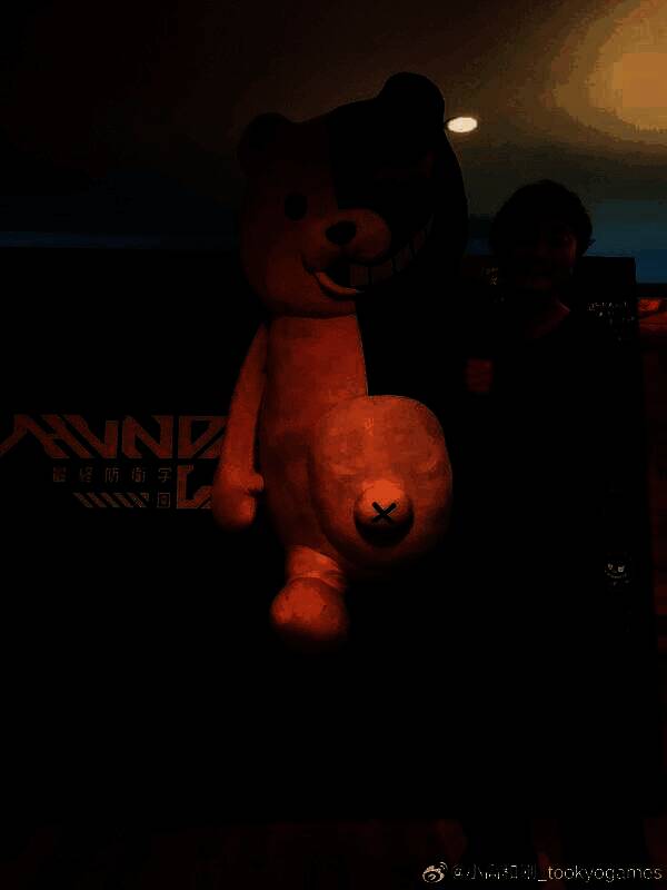 小高和刚与黑白熊玩偶合影庆祝生日，面带笑容手持蛋糕