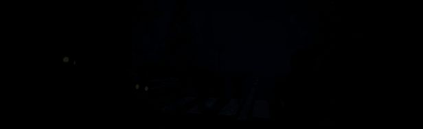 《MIMESIS》电车内部场景，昏黄灯光下角色正在检查地图与零件，氛围紧张压抑