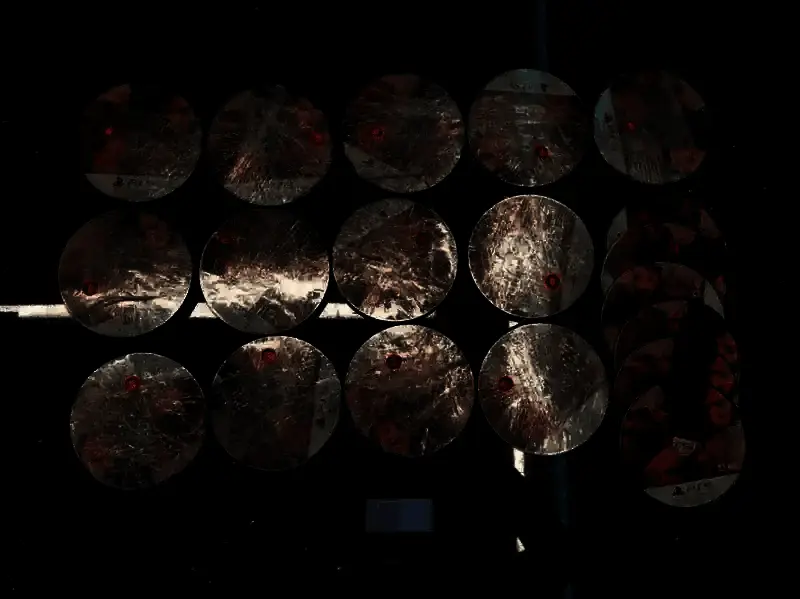 对比图展示两次查获现场，两名穿紫色上衣的男子均被查出绑藏游戏光盘，引发网友热议