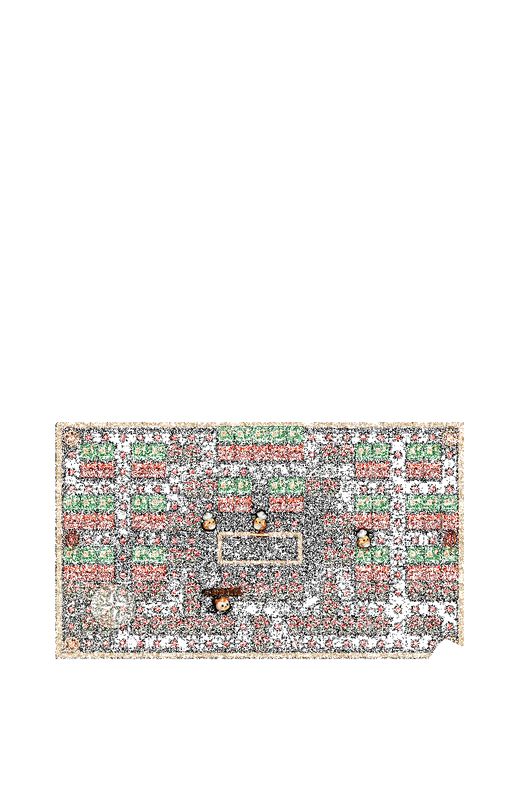「港城好味」玩法动图，角色在地图中躲避NPC，收集美食道具
