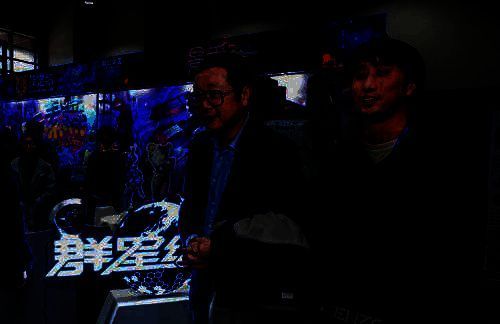 颁奖现场画面，《群星纪元》团队代表登台领取科幻星球大赛冠军奖杯，背景为大会主题LOGO与星空投影