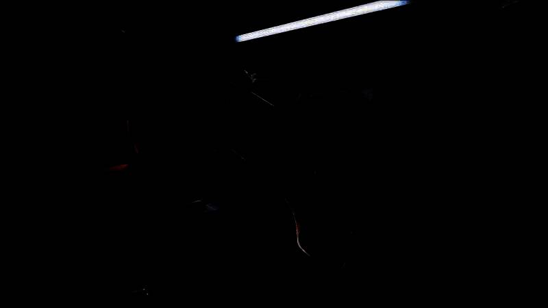 游戏中Boss战场景，巨大融合生物在废墟中咆哮，肢体由人体与机械拼接而成，周围电光闪烁