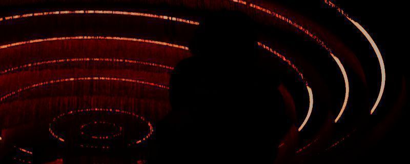 《情感反诈模拟器》中主角在咖啡馆与角色互动的场景，气氛温馨，对话选项显示‘拥抱离开’