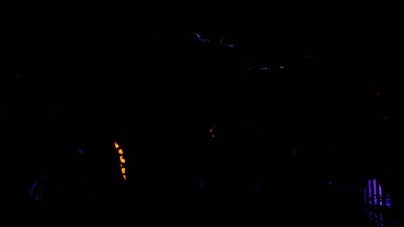 《杀戮空间3》游戏实机画面，玩家手持重型武器在城市废墟中对抗成群丧尸，爆炸火光四起，氛围紧张刺激