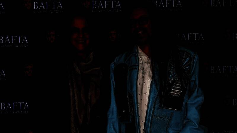 约翰·罗梅洛与团队在工作室讨论开发计划的现场照片，氛围专注而紧张