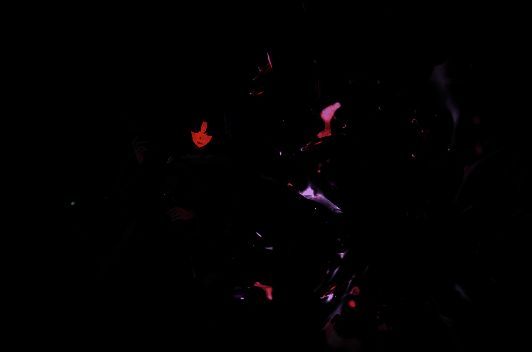 浔站在高楼顶端俯视城市，身后时间漩涡缓缓旋转，象征其掌控之力