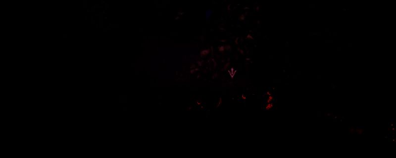 《逸剑风云决》游戏中角色正在山洞中挖掘矿石的场景，周围闪烁着矿脉光芒，氛围神秘