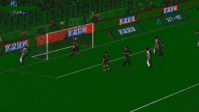 贝克汉姆游戏中使用直塞球穿透防线，队友接球后形成单刀进攻