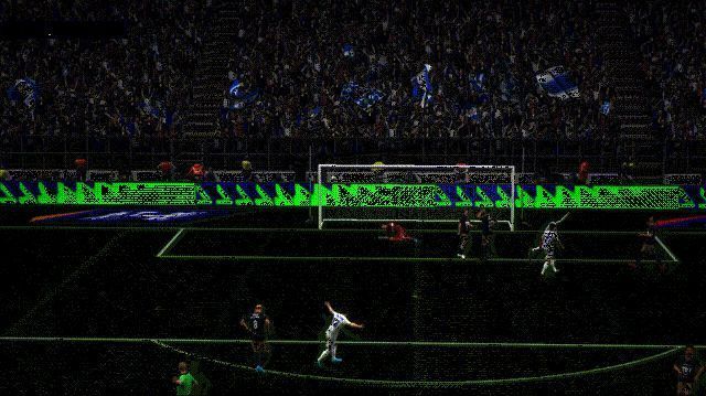 贝克汉姆右路起脚传中，皮球划出完美弧线，队友跃起头球攻门