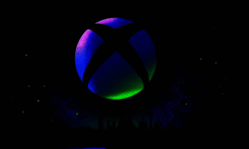 Xbox经典绿色Logo与浅蓝色标识对比图，突显色彩差异