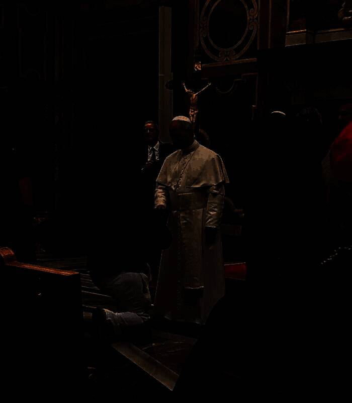 教皇在庄严的宗教场合中签署宝可梦卡牌，背景为教堂内饰，画面充满反差感