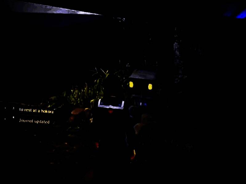 昏暗室内，女主角蹲伏在角落，手中紧握钢管，墙上投影出扭曲的影子