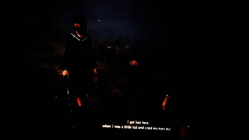 女主角在昏暗走廊中缓慢前进，手电筒光束照亮墙上的血迹与涂鸦