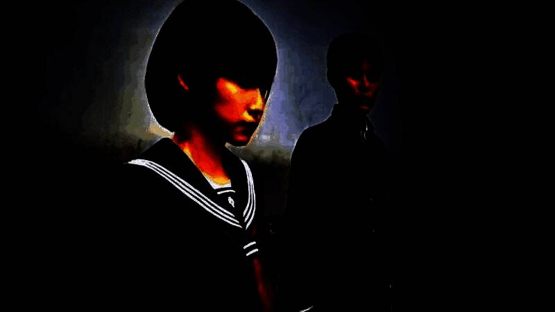 远景镜头下，小镇被浓雾覆盖，房屋破败，天空呈现病态的灰黄色