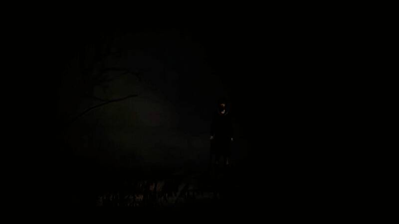 特写镜头中，女主角脸上沾有污渍，眼神中透露出疲惫与坚定