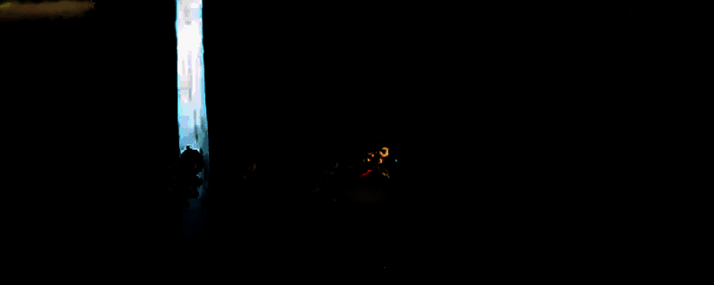 《逸剑风云决》碗子山门口山贼战斗场景，主角与多名持刀山贼激烈交战，背景为山林古道