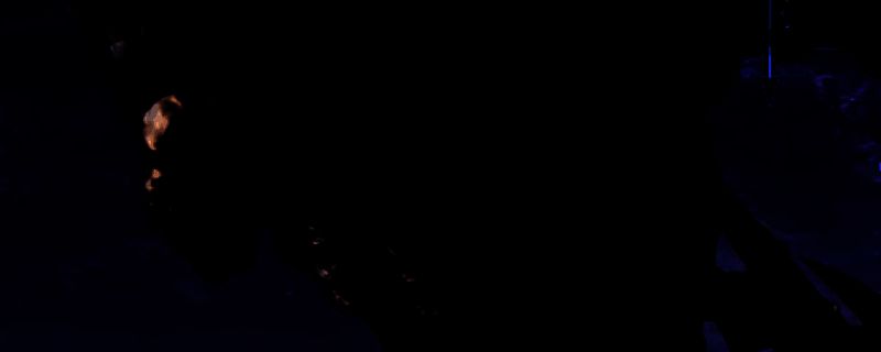 黑剑眷属BOSS战斗场景，石像鬼形态的敌人展开巨大双翼，手持黑色巨剑在月光下发起突袭，地面布满血迹与裂痕