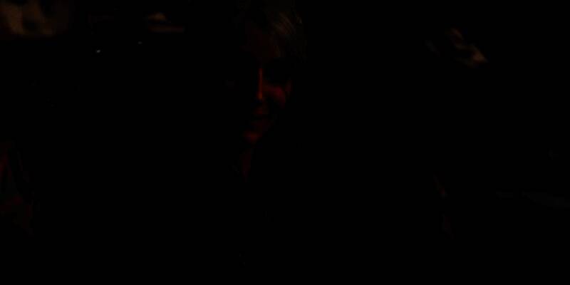 《巫师》系列主角杰洛特行走在荒野中，身穿标志性皮甲，背负双剑，背景为阴沉天空与远山，展现出猎魔人孤独的气质