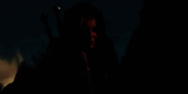 《天国：拯救2》中玩家因偷窃被守卫追捕的场景，展现基于行为的动态惩罚机制