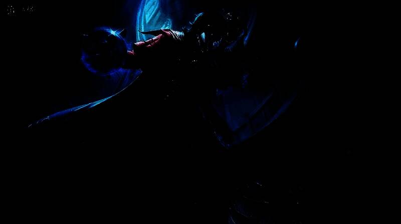 病患-溯光与蜡像师-星相师时装对比图，展现光影流动与星轨环绕特效