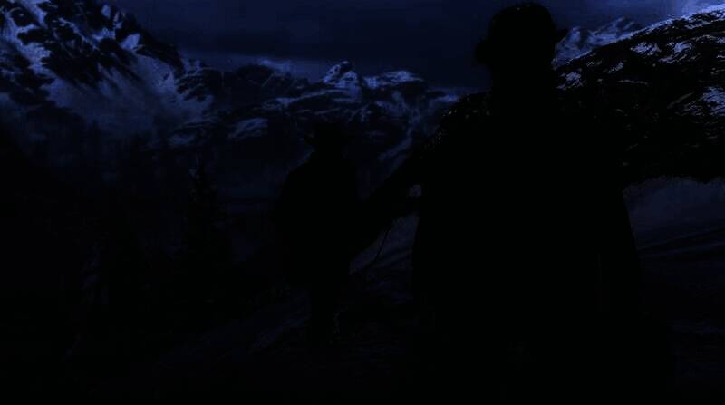 主角亚瑟·摩根站在山巅远眺的场景，天空云层流动，远处城镇若隐若现，整体画面充满史诗感