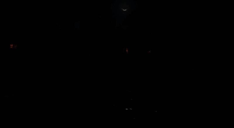 现代游戏工作室全景图，多台显示器显示复杂代码与3D模型，开发人员神情专注，象征高强度开发环境