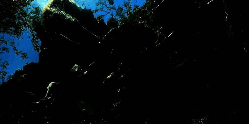 玩家成功击败神庙BOSS，团队庆祝胜利，背景是崩塌的神庙与漫天火光