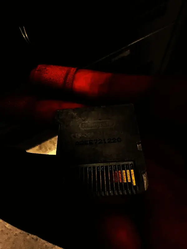 受损卡带正面特写，外壳扭曲变形，标签部分磨损但仍可辨认