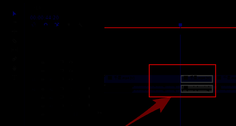 鼠标拖动视频片段悬停在时间轴上方，准备执行覆盖操作