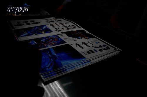 玩家自制纪念画册开箱视频截图，展示内页精美插画与工艺细节