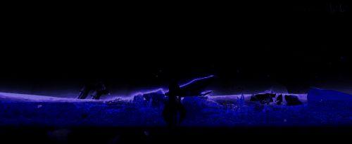 遐蝶立绘形象展示，身着暗色调长袍，眼神忧郁而深邃，背景弥漫着幽蓝色的冥河气息