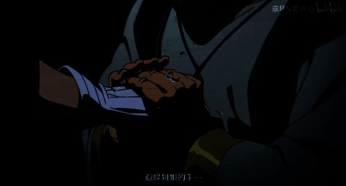 遐蝶轻拥年幼玩伴，两人相视而笑，背景渐暗，象征生命终结与情感释放交织