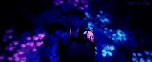 遐蝶背对镜头站立于盛开的花海之中，风吹动她的长发与衣角，阳光洒满大地，象征希望与新生