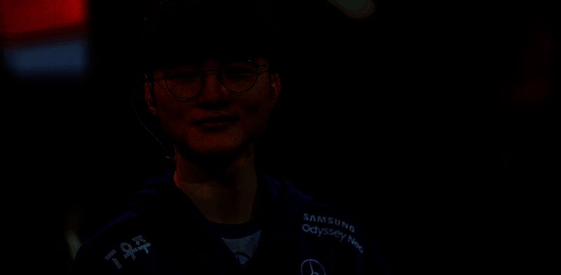 Faker在T1战队基地接受采访的画面，神情专注而平静