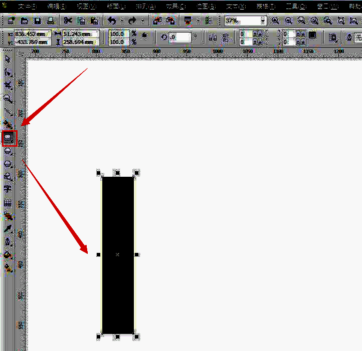 CorelDRAW中一个黑色竖直矩形被选中，上方排列菜单展开，'转换为曲线'按钮处于高亮状态
