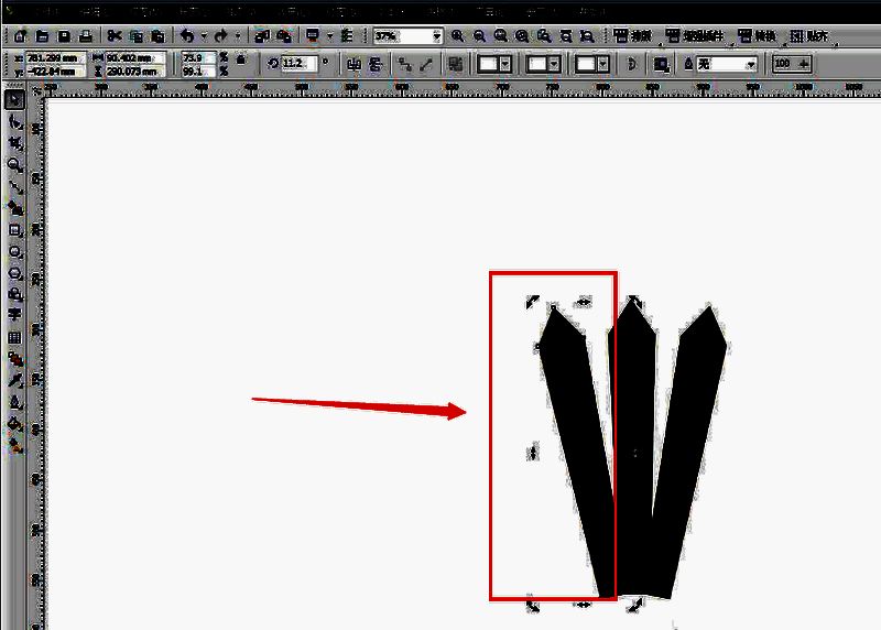 三个黑色锥形图形围绕中心点呈放射状排列，形成类似羽毛球羽毛的对称布局
