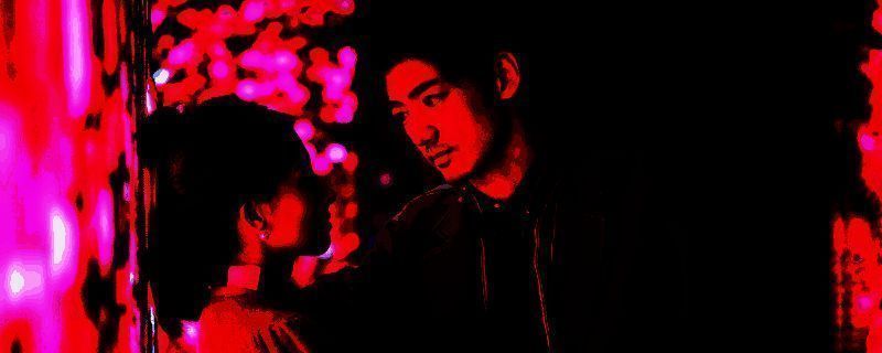 《情感反诈模拟器》中主角与陈欣欣在餐厅对坐的剧情画面，氛围微妙，灯光昏黄