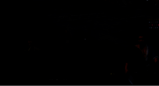 玩家手持包子与殷汶鑫对话，桌上摆着咬了一口的包子，表情震惊