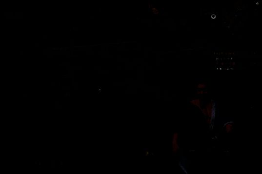 玩家站在古城墙上调试日晷，夜色中灯火通明，远处宫殿轮廓清晰