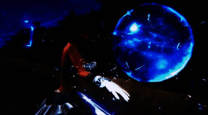 动态捕捉画面，蒂法轻盈转身，发丝与裙摆随风扬起