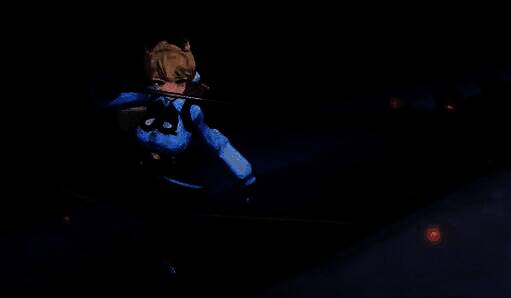 爱丽丝从空中跃下发动支援技，一脚踢开敌人，随后挥剑斩击，动作干脆利落