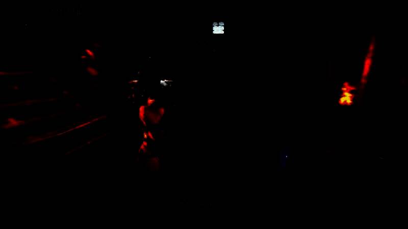 《地下城追踪者》游戏场景：昏暗地下城中，三名角色持武器警戒前行，墙壁布满神秘符文