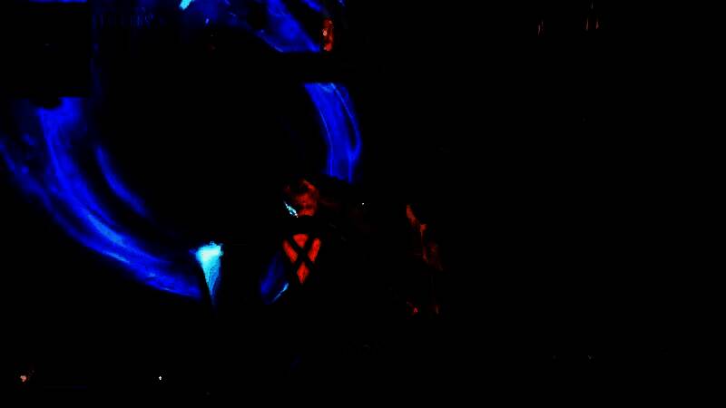 Boss战瞬间：巨大触手怪物从深渊升起，玩家们分散躲避攻击